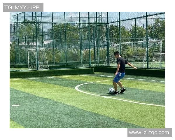 下班后与好友一起踢足球释放压力享受快乐时光 下班后与好友一起踢足球释放压力享受快乐时光