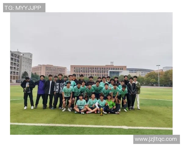 张老师带领学生们在校园足球赛中展现团队精神与拼搏精神的精彩瞬间